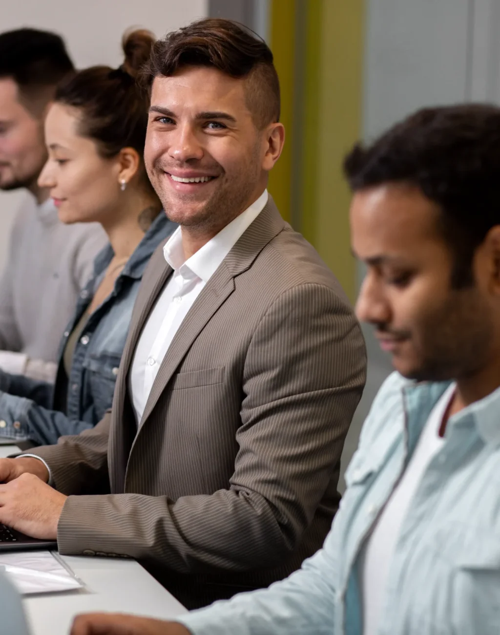 laboratorio-de-computacion-moderno-y-equipado (1)